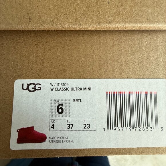 Women's Classic Ultra Mini Uggs Red Size 6 New in Box - Picture 7 of 7